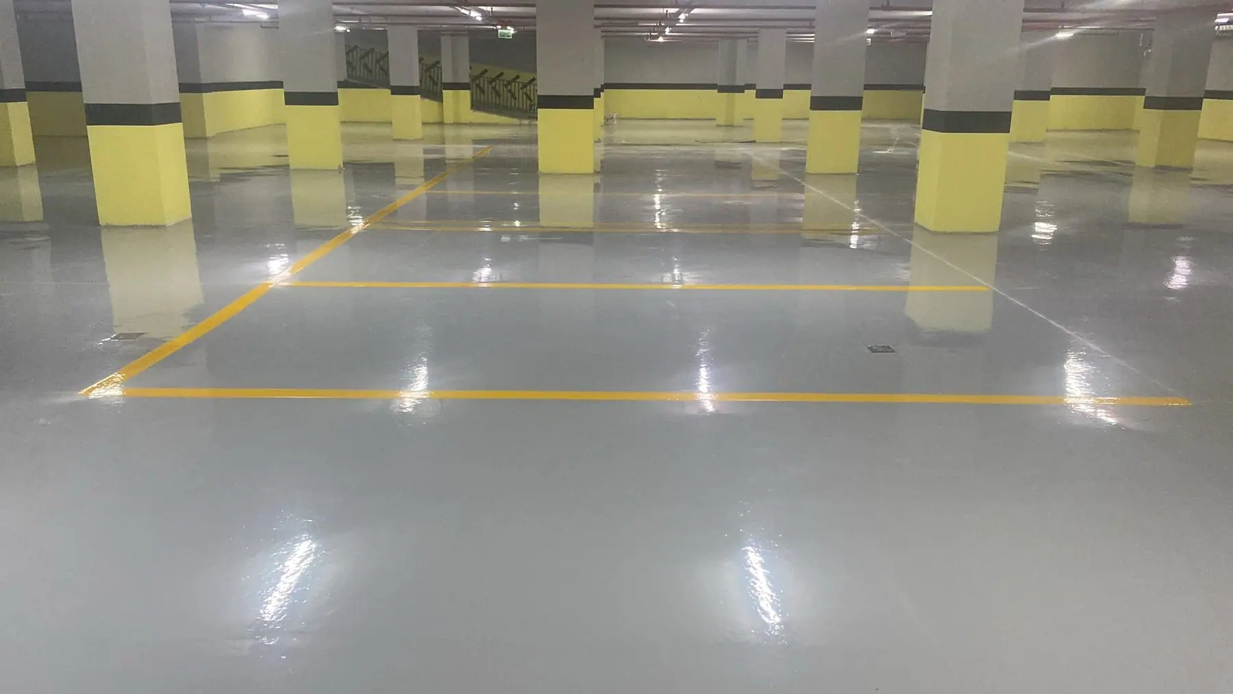 Otopark: Toprak Residans, epoksi kaplı kapalı otopark